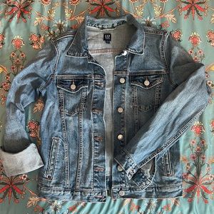 GAP - women’s classic medium-wash denim jacket, size XS